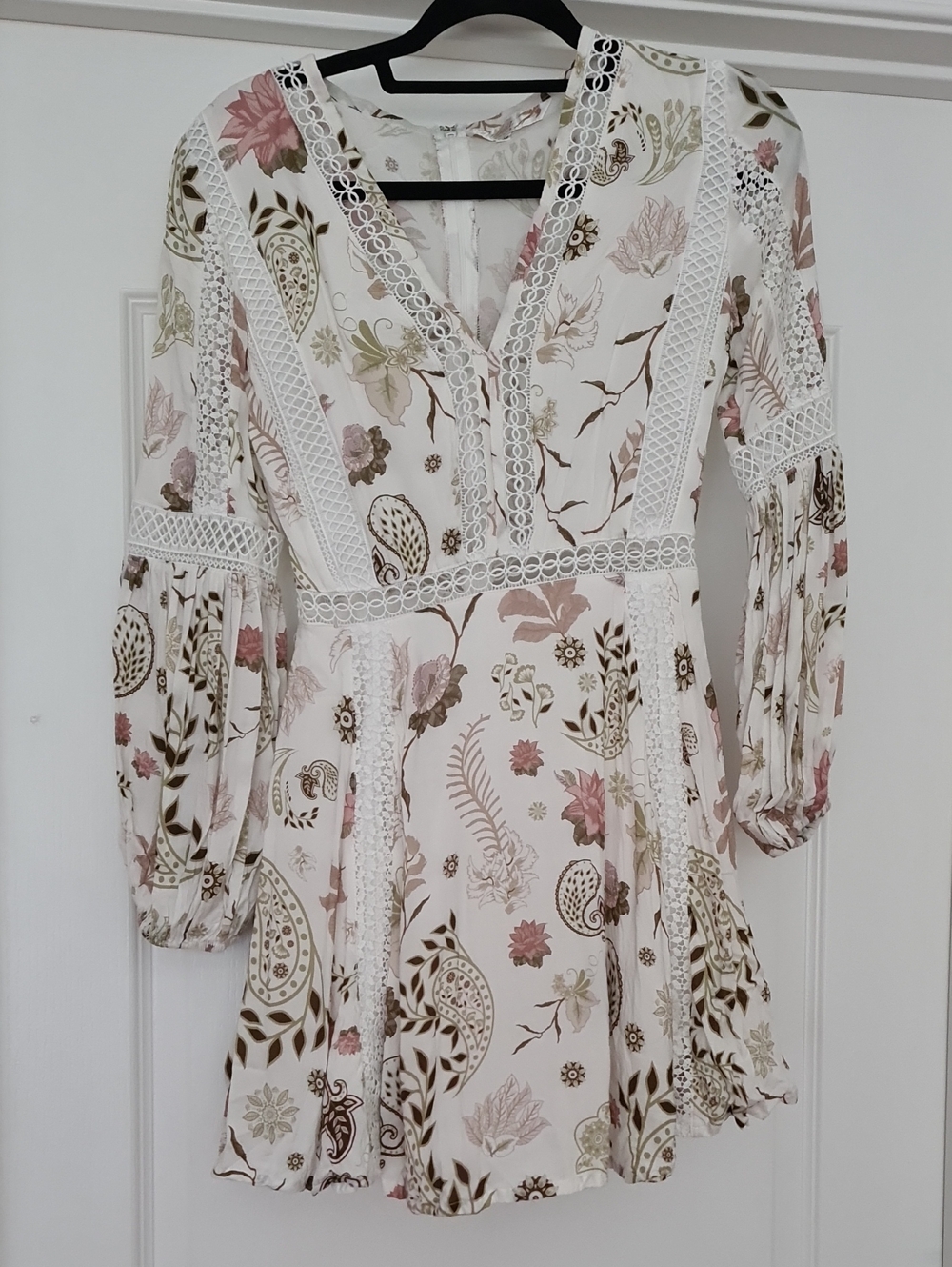 Palma Australia - Floral Lace Trim V-Neck Mini Dress In Ivory & Blush